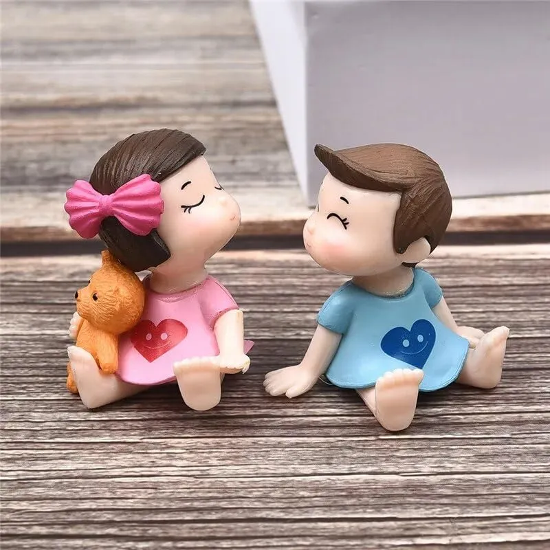 CraftVatika Valentines Gift Love Kissing Couple Statue Showpiece Decoration Item for Valentines Day Gift for Girlfriend and Boyfriend (4 Centimetre)