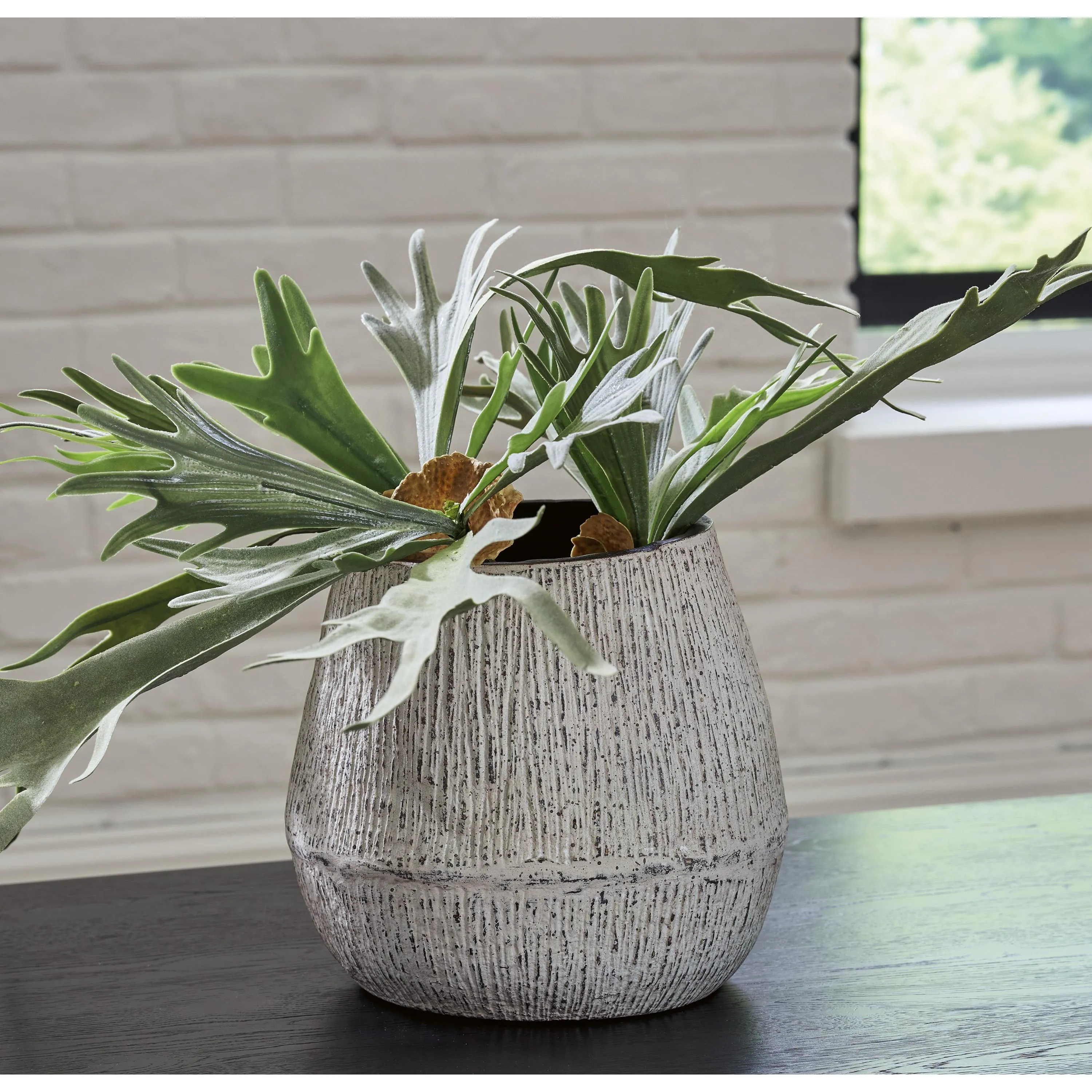 Signature Design by Ashley Claymount A2000636 Vase